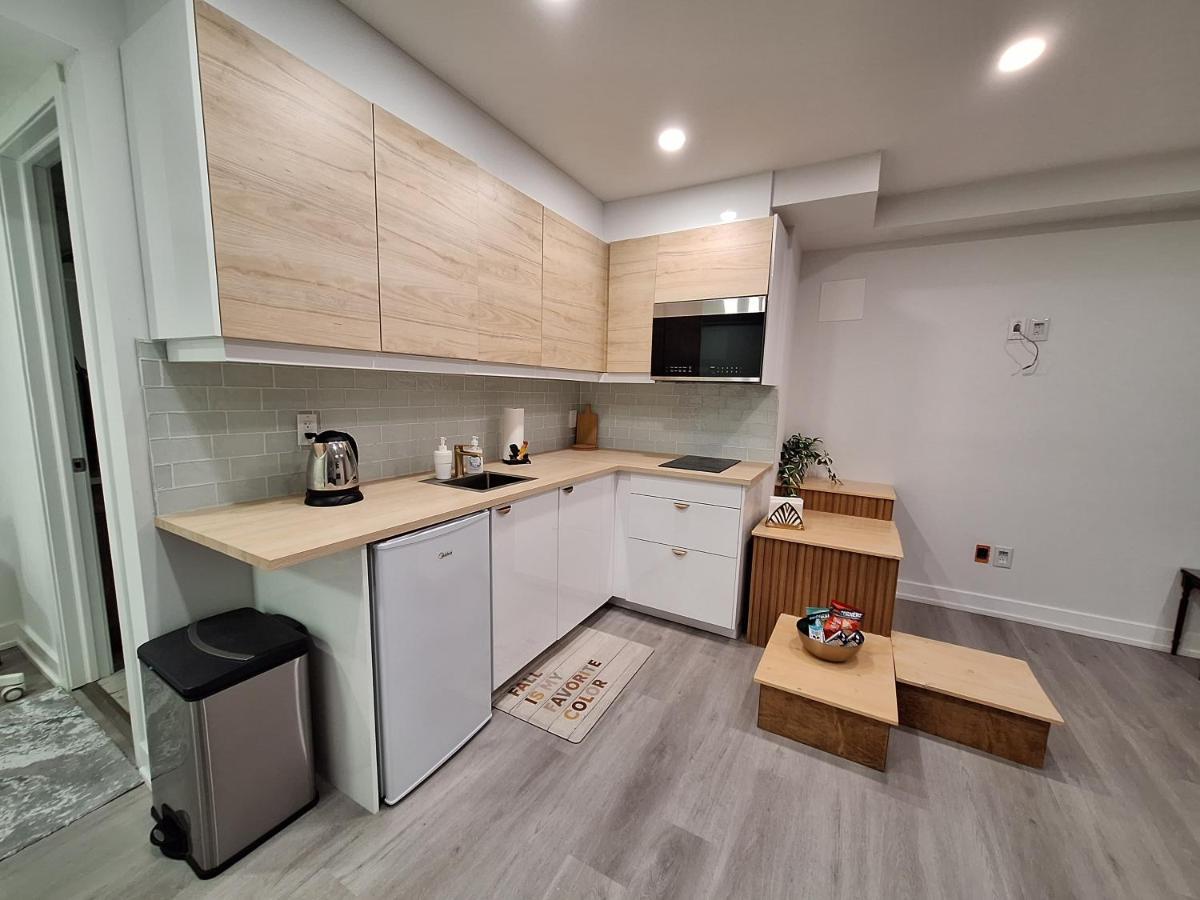 Independent Basement Studio Suite オタワ エクステリア 写真