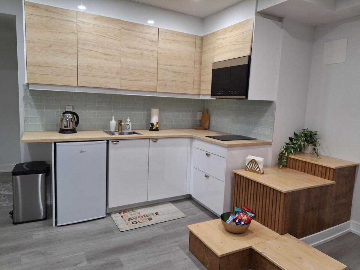 Independent Basement Studio Suite オタワ エクステリア 写真
