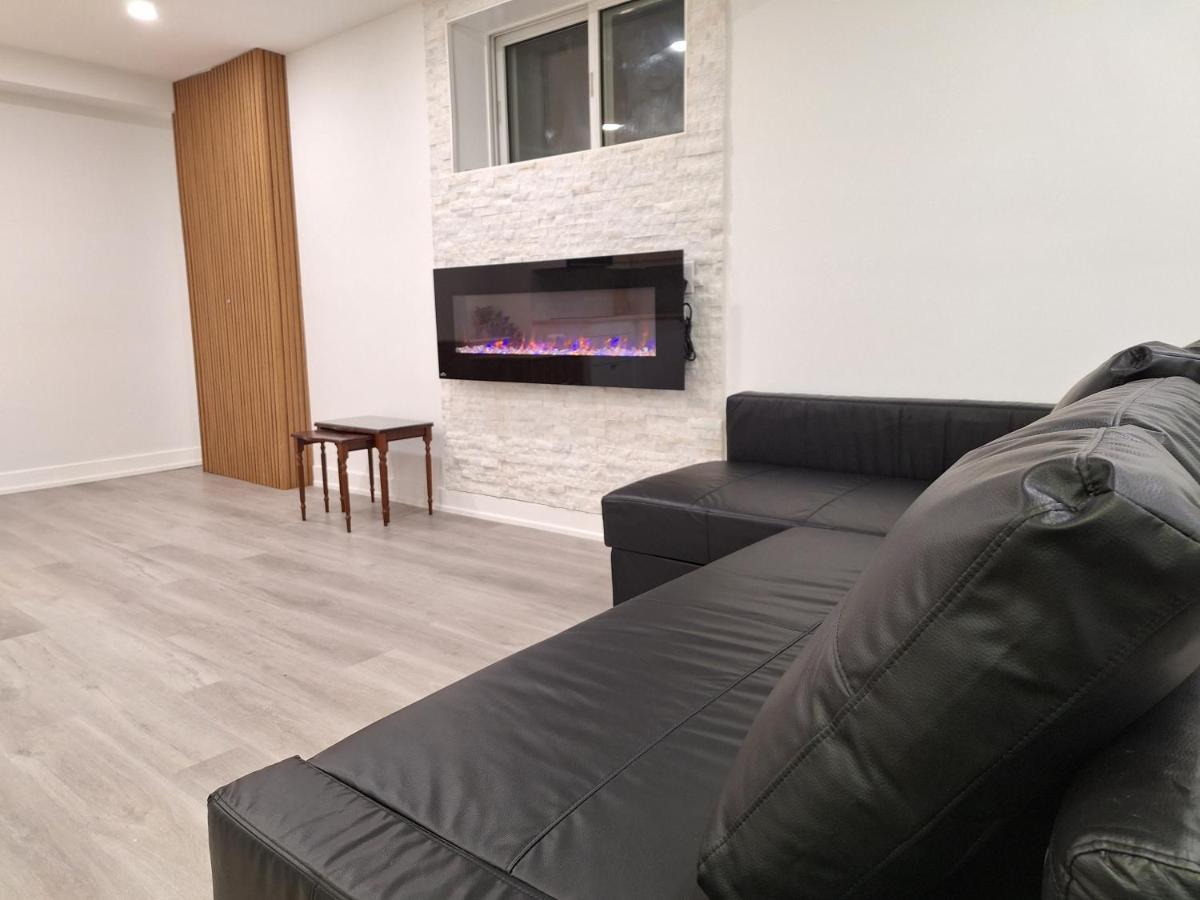 Independent Basement Studio Suite オタワ エクステリア 写真