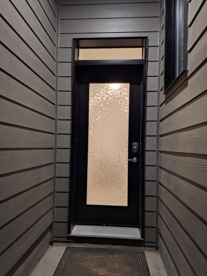Independent Basement Studio Suite オタワ エクステリア 写真