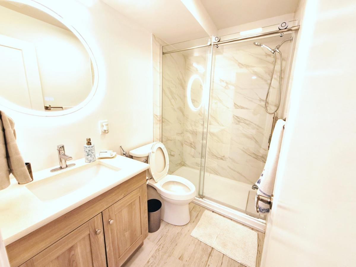 Independent Basement Studio Suite オタワ エクステリア 写真