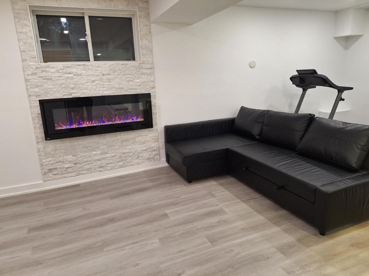 Independent Basement Studio Suite オタワ エクステリア 写真