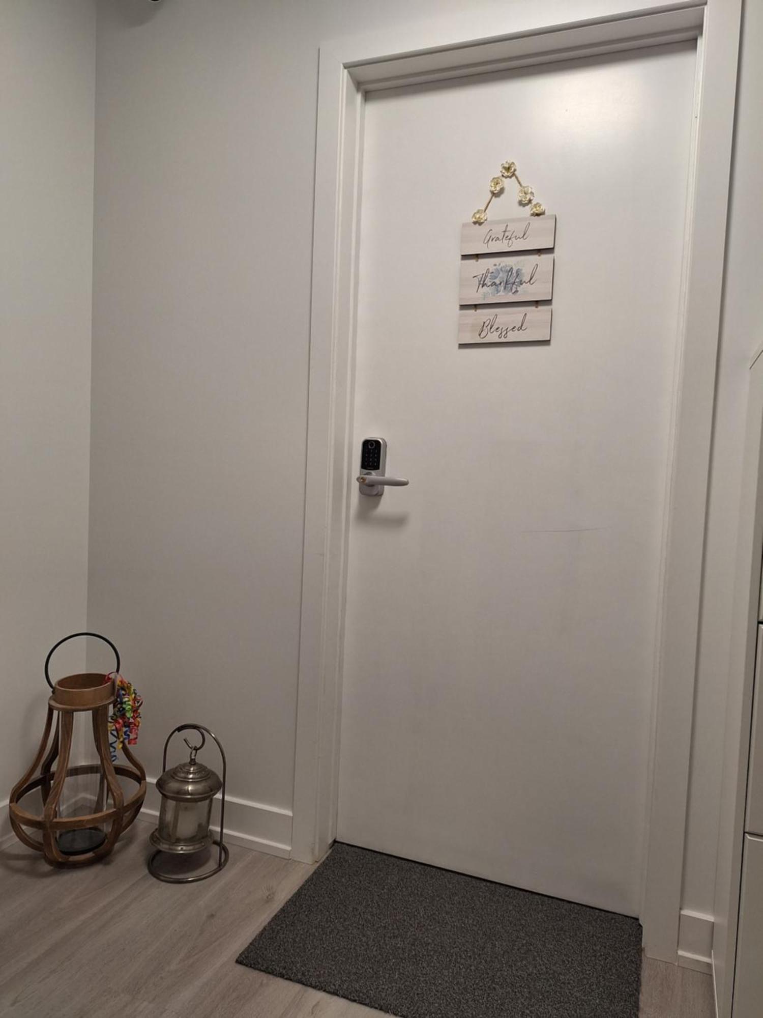Independent Basement Studio Suite オタワ エクステリア 写真